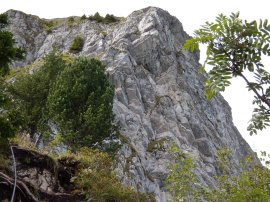 Sosta sotto la parte finale della ferrata (22017 bytes)